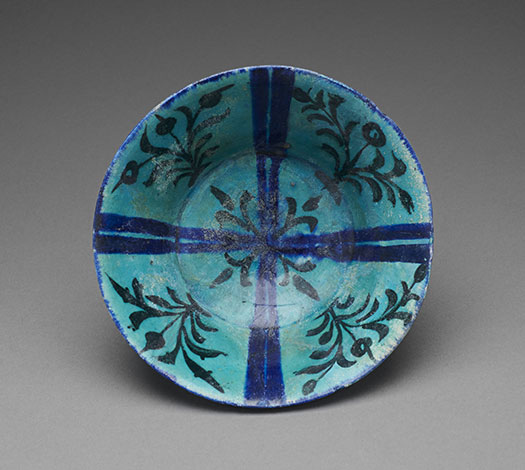 Coupe turquoise à composition cruciforme et tiges florales