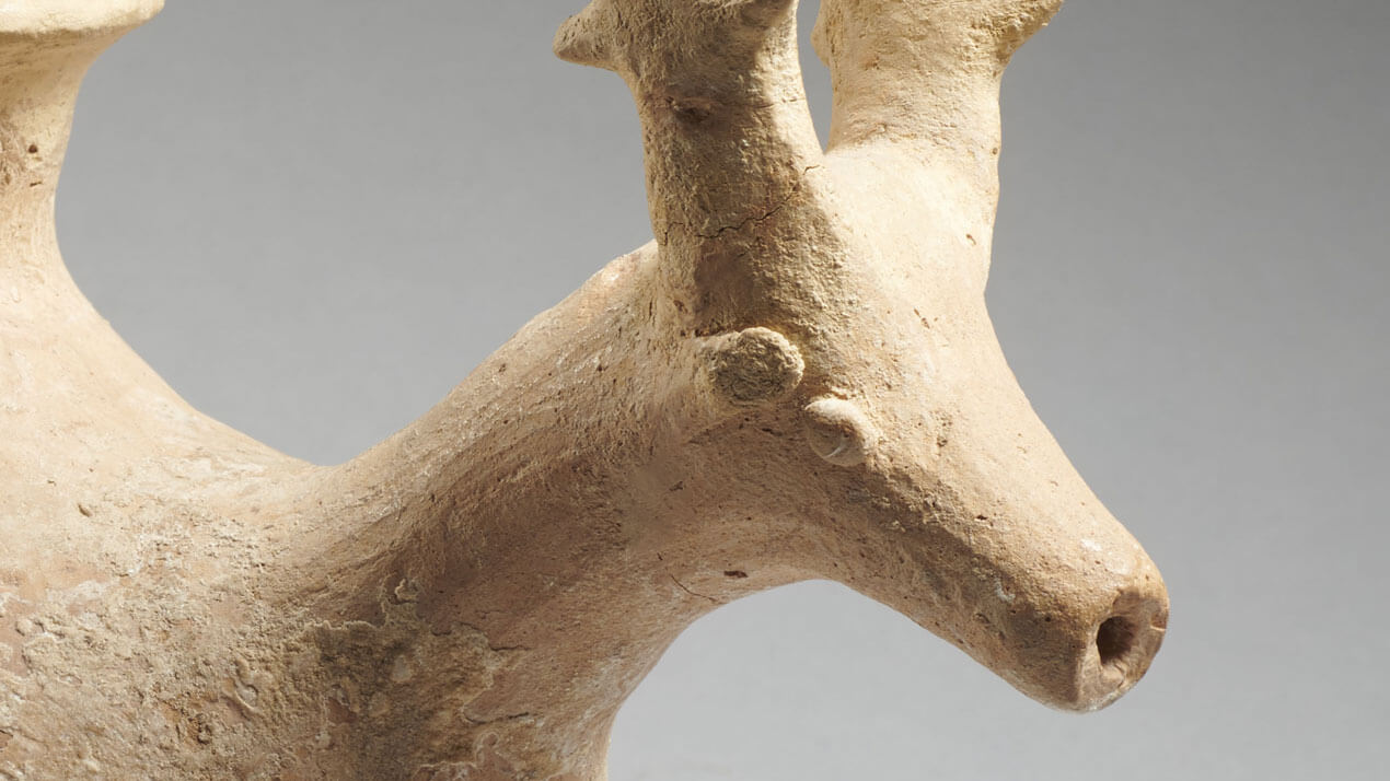 Détail vase libatoire en forme de cervidé